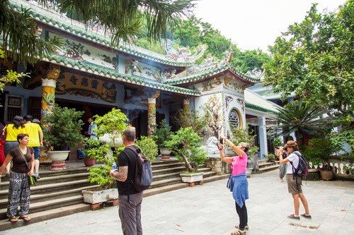 Du khách quốc tế thăm chùa Linh Ứng, TP. Đà Nẵng